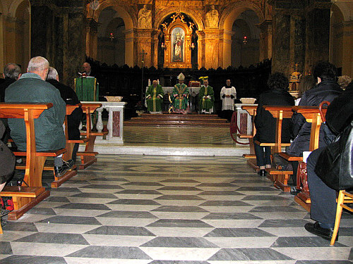 Santa Messa concelebrata da Sua Eccellenza Mons. Douglas Regatti -al centro-, Don Adamo Carloni Assistente diocesano della San Vincenzo -a sinistra-, Padre Giovanni Battista Bergezio Assistente Nazionale della San Vincenzo -a destra.